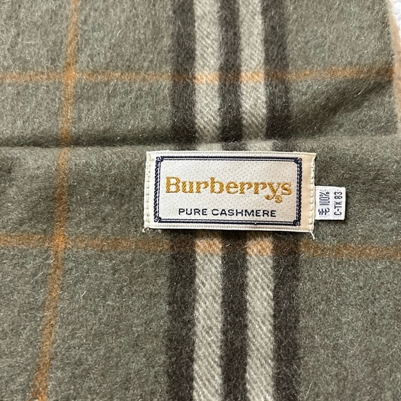 Burberrys Cashmere scarf. - Picture 2 of 8